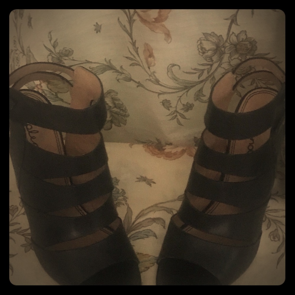 Strappy shoes